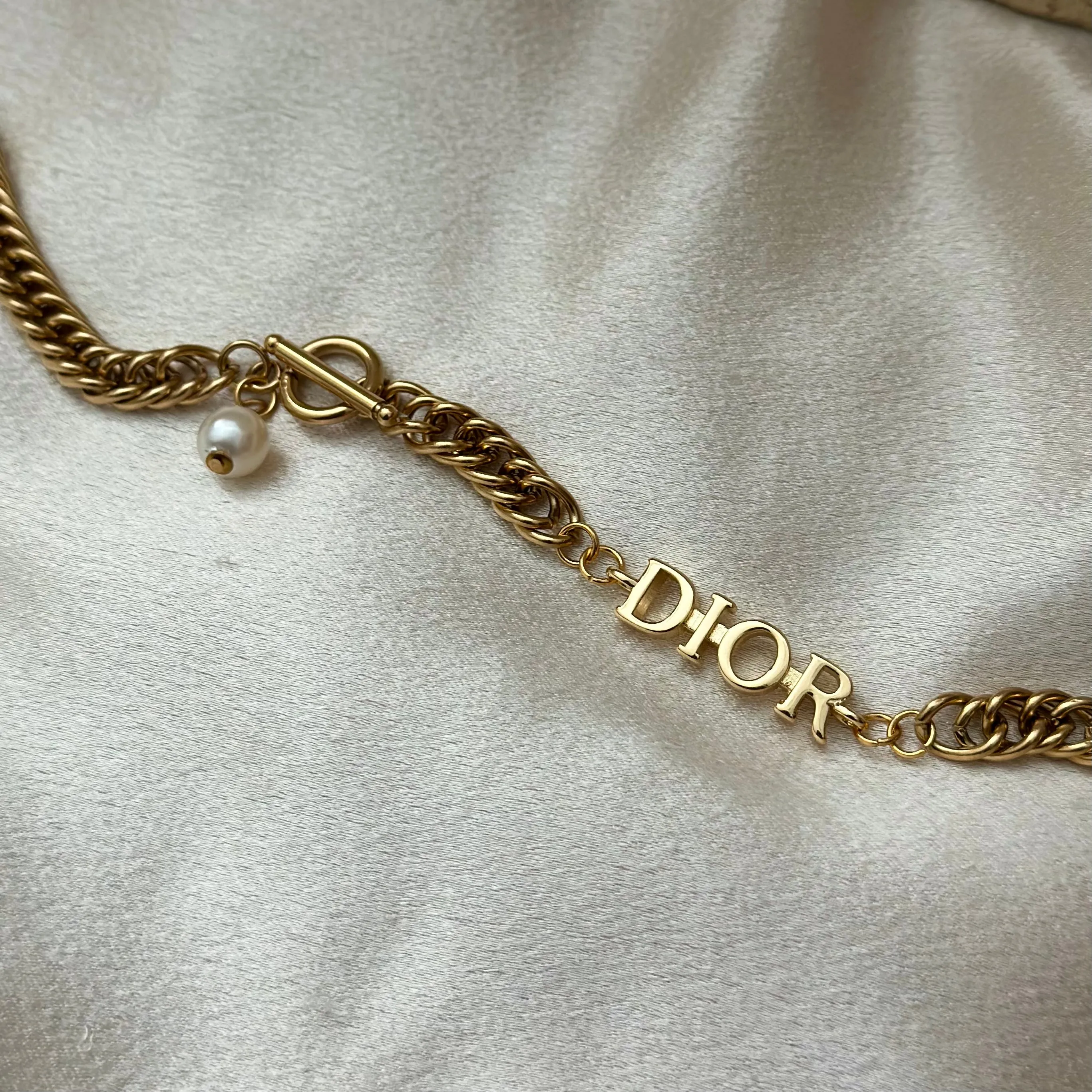 DIOR TOGGLE LOCK NECKLACE
