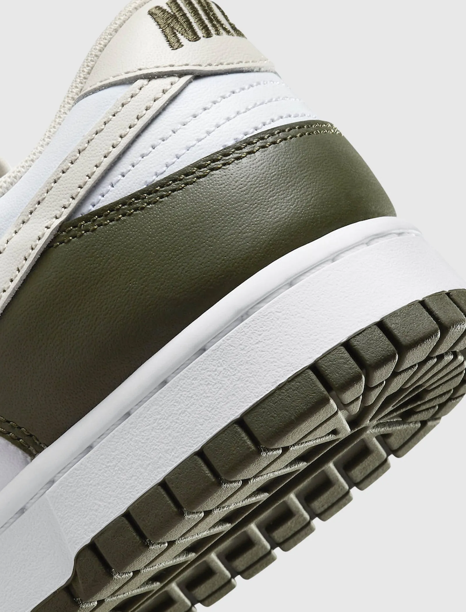 DUNK LOW "OIL GREEN"