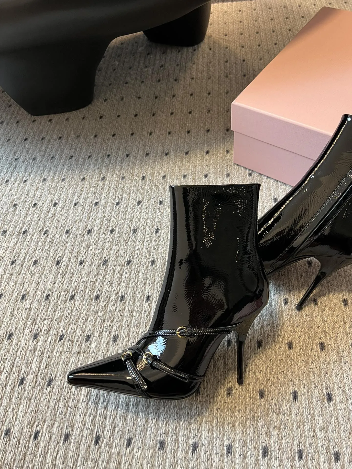 Kitten heel pointed toe boots