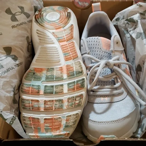 𝅺UNDER Armour Girl Sneakers