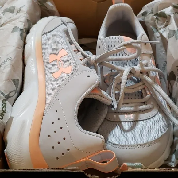 𝅺UNDER Armour Girl Sneakers