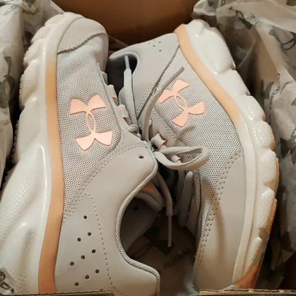 𝅺UNDER Armour Girl Sneakers